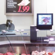 Digital Signage Waage und Display Angebot an der Fleischtheke