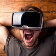 Person mit Virtual Reality Brille begeistert