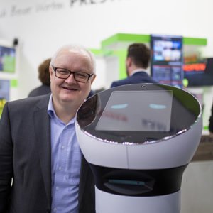 Volker Wissmann zeigt POS-Lösungen mit Roboter Paul auf der EuroCIS