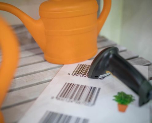DIY Barcodescanner mit oranger Gießkanne