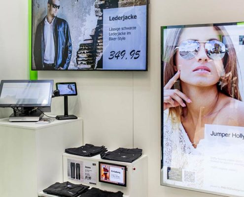 Digitaler Spiegel und Großformatbildschirm sowie Kasse mit Kundenbildschirm für den Modehandel