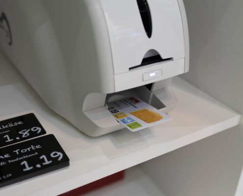 Lebensmittelkarten-Drucker mit farbigen Kartendruck mit der Plakatdrucksoftware PRESTIGEenterprise
