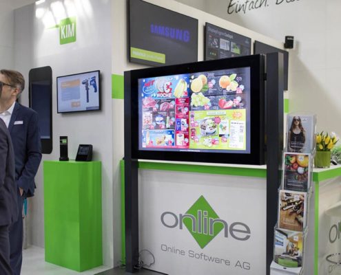 Schaukasten mit Handzettel am Stand der Online Software AG auf der EuroCIS