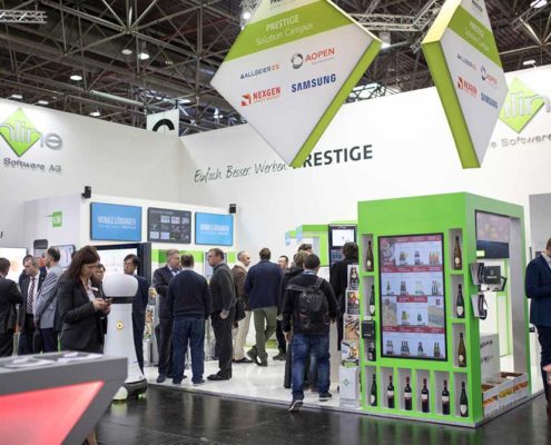 Digitales Regal am Stand der Online Software AG auf der EuroCIS