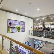 POS Marketing Videowall im Bereich Fashion des Einkaufscenter dodenhof zeigt Sportszenen