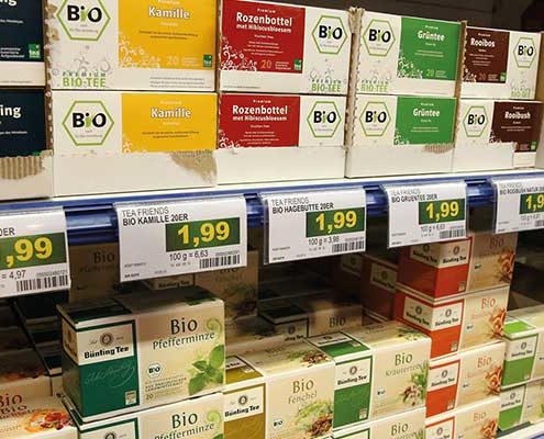Etikettendruck Software - Regal mit Tee und Preisenetiketten