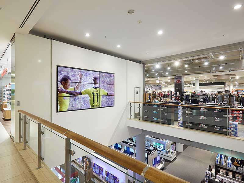  POS Marketing Videowall im Bereich Fashion des Einkaufscenter dodenhof zeigt Sportszenen