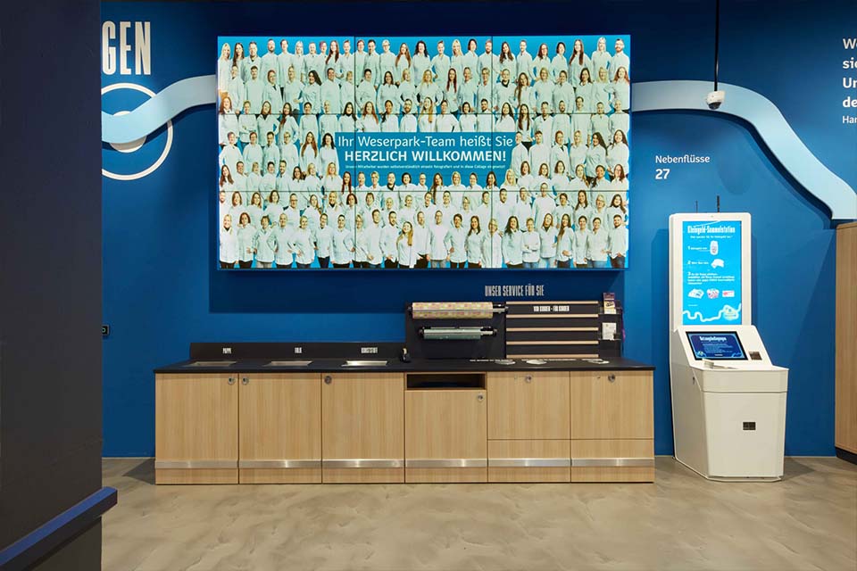 Edeka, perete video cu mai multe ecrane care generează o imagine fără întreruperi - Wormland, ecran ca vizualizare a hainelor - perete video digital signage