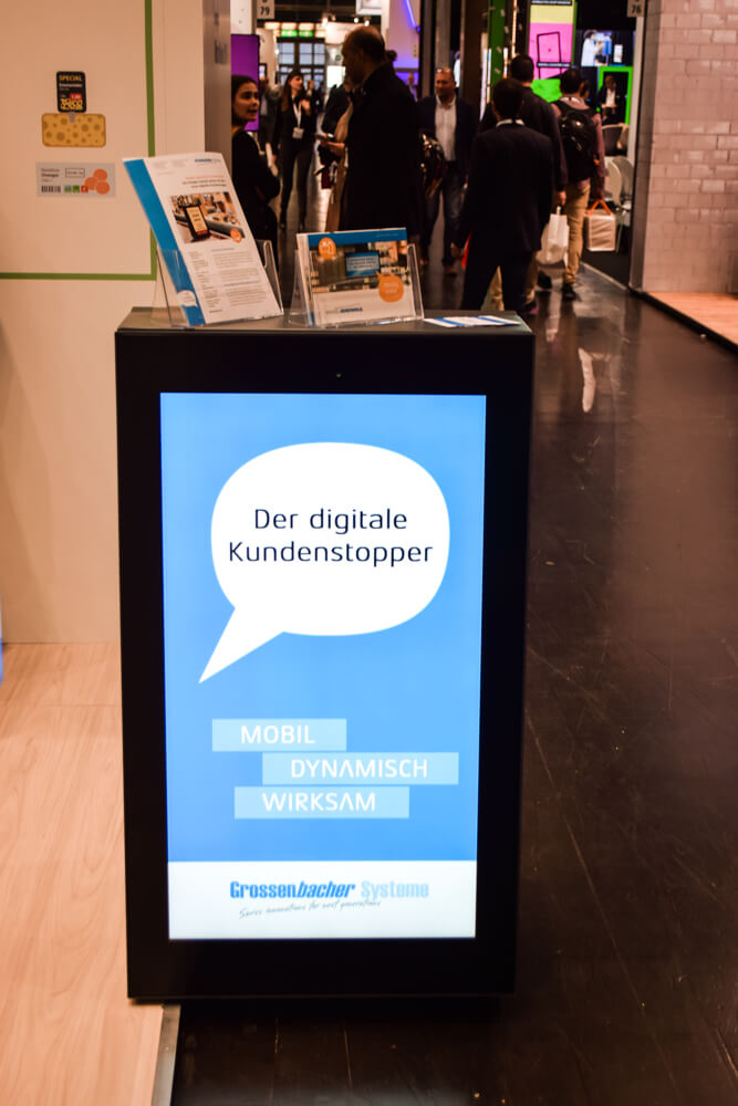 Digital kundstoppare i gångzonen Digital kundstoppare i gångzonen